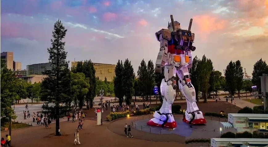 动起来了巨型高达机器人在日本横滨展开测试
